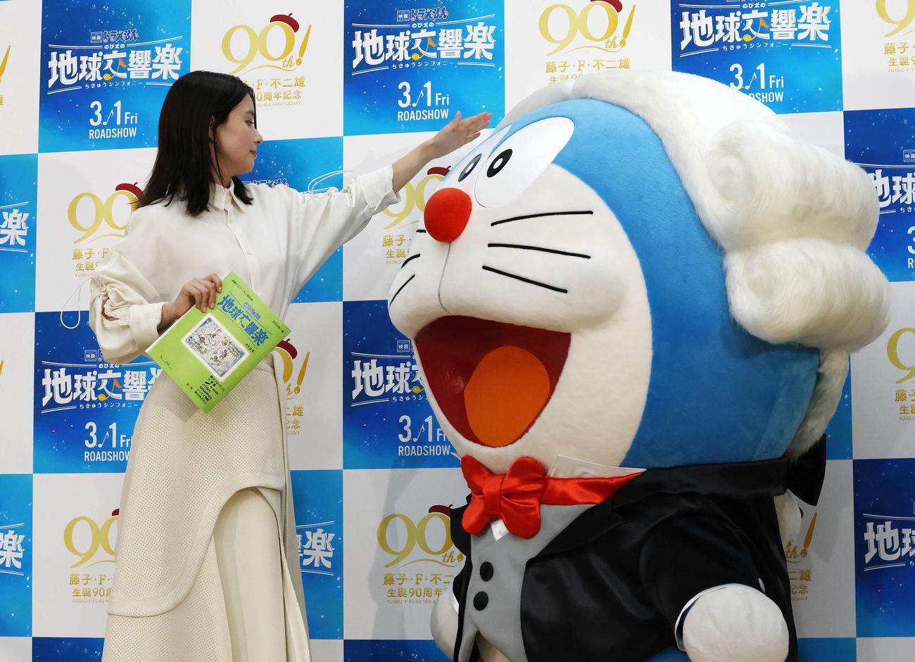 「映画ドラえもん　のび太の地球交響楽」公開アフレコイベントでドラえもん（右）をなでる芳根京子（撮影・宮地輝）