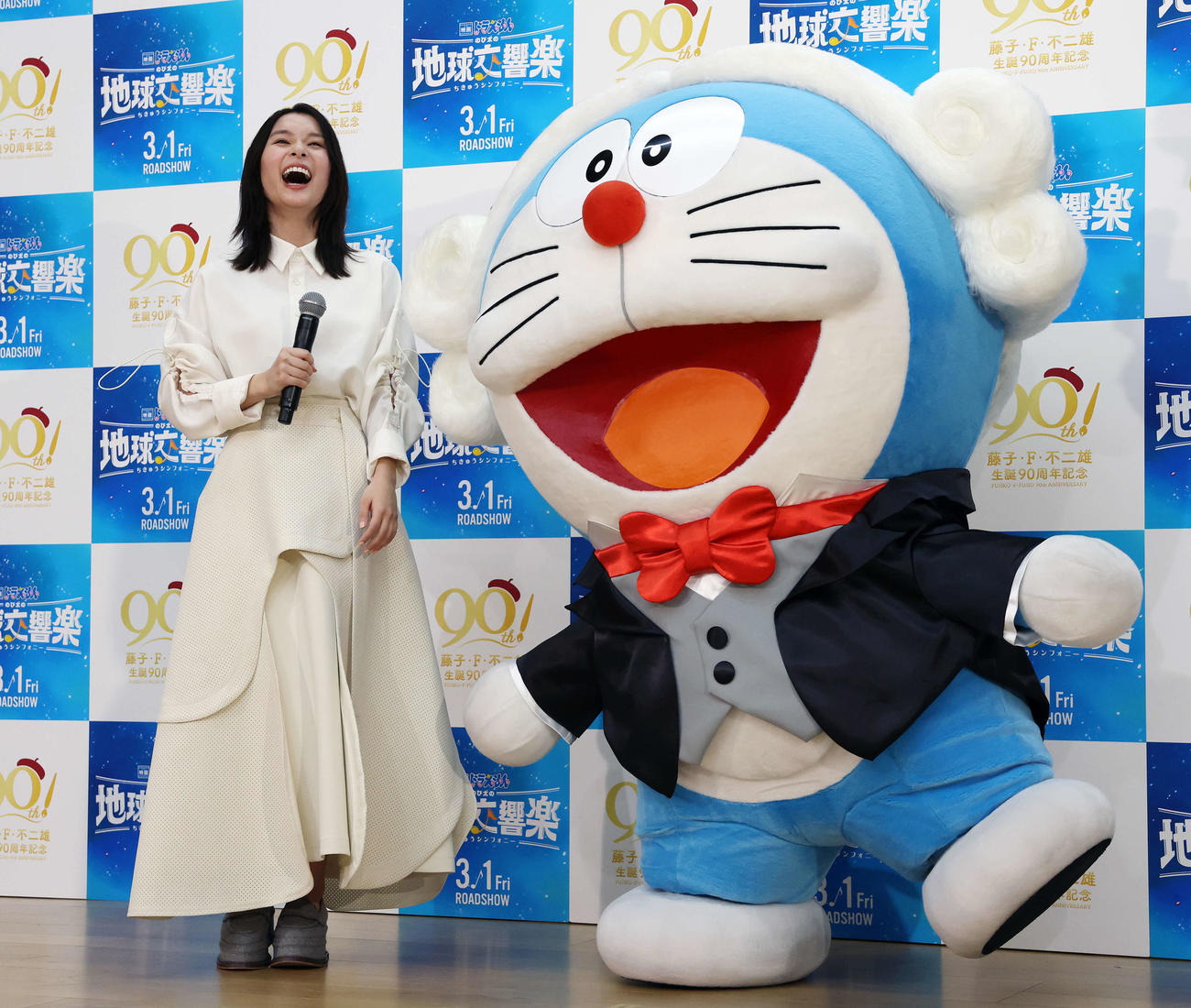 「映画ドラえもん　のび太の地球交響楽」公開アフレコイベントで笑顔を見せる芳根京子（左）とドラえもん（撮影・宮地輝）