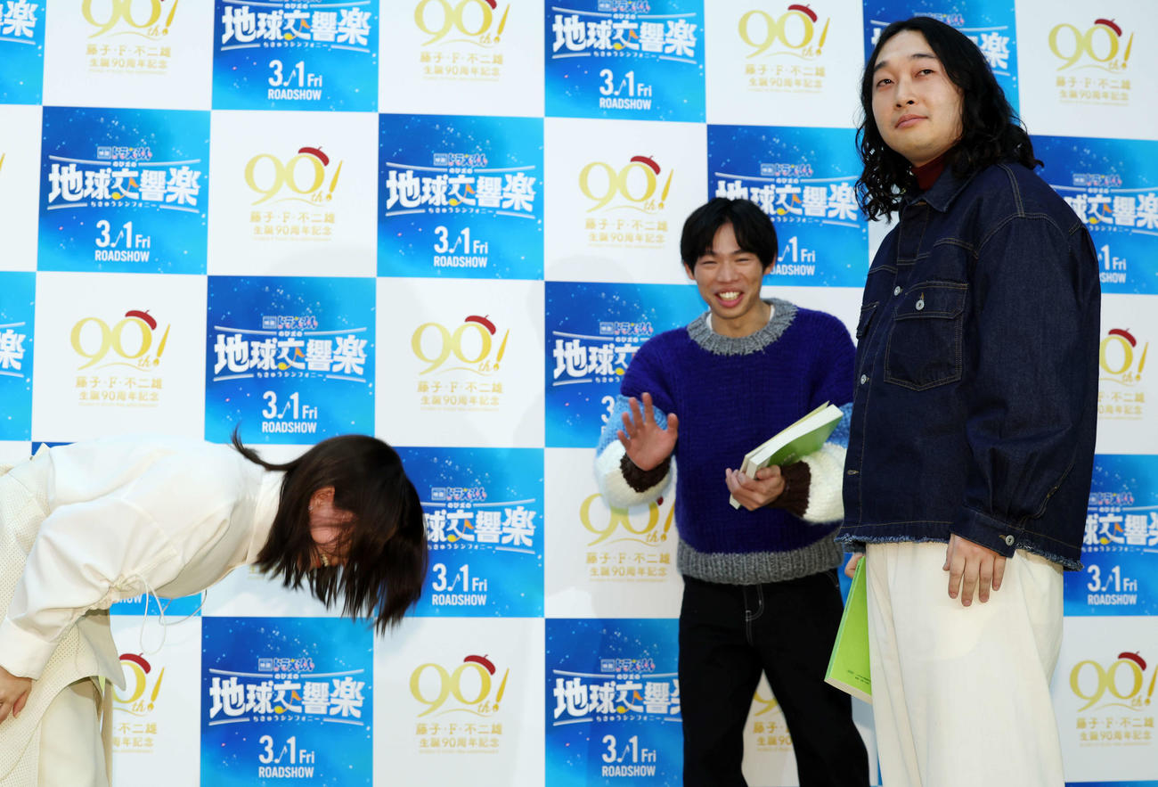 「映画ドラえもん　のび太の地球交響楽」公開アフレコイベントでセリフをかんでしまい、かが屋の加賀翔（中央）と賀屋壮也（右）に謝る芳根京子（撮影・宮地輝）