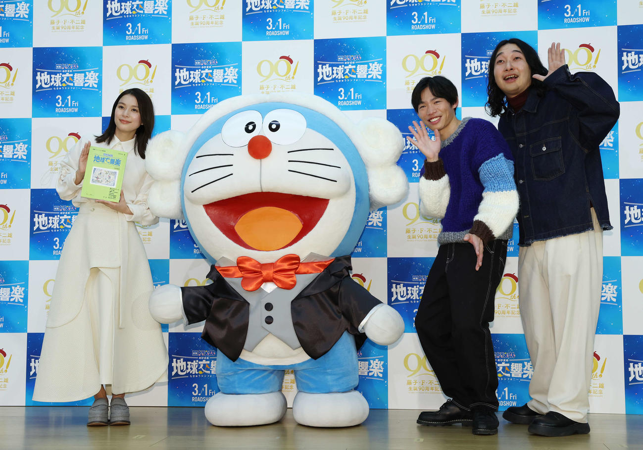 「映画ドラえもん　のび太の地球交響楽」公開アフレコイベントで記念撮影する、左から芳根京子、ドラえもん、かが屋の加賀翔、賀屋壮也（撮影・宮地輝）
