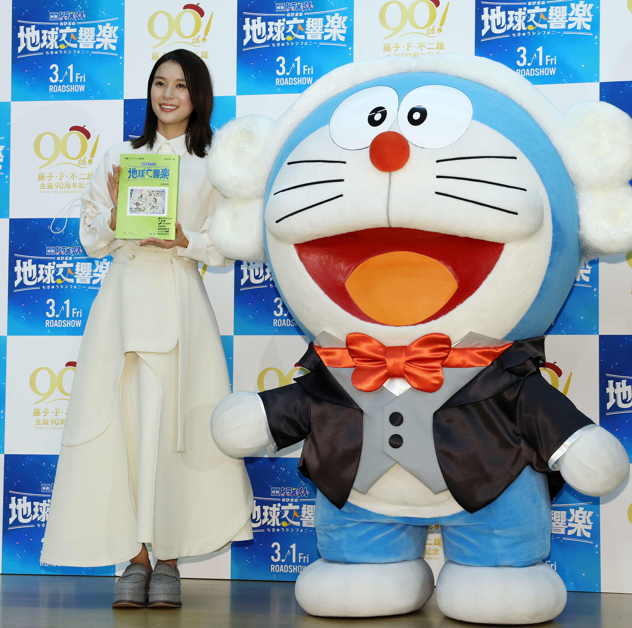 「映画ドラえもん　のび太の地球交響楽」公開アフレコイベントで記念撮影する芳根京子（左）とドラえもん（撮影・宮地輝）