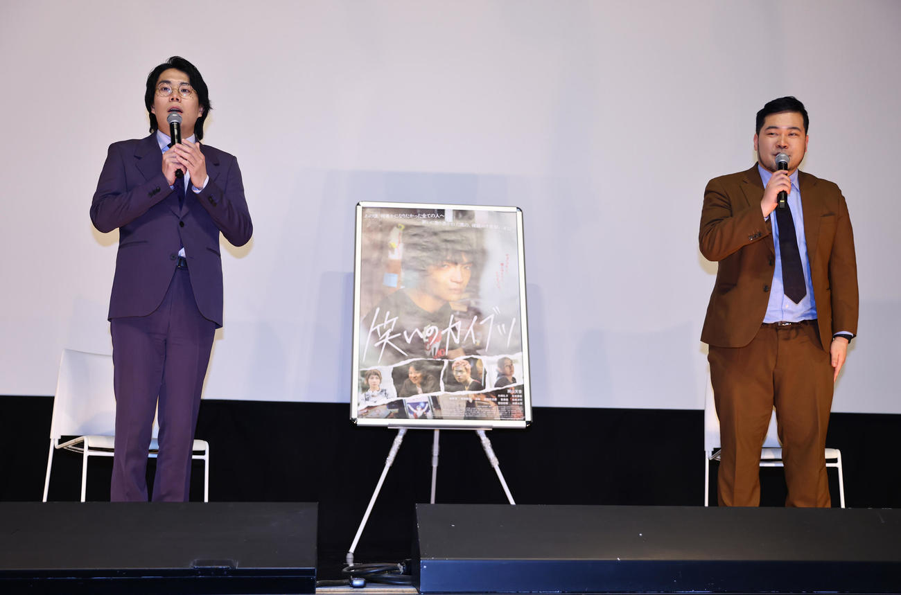 トークイベントに臨む令和ロマンの高比良くるま（左）と松井ケムリ（撮影・垰建太）
