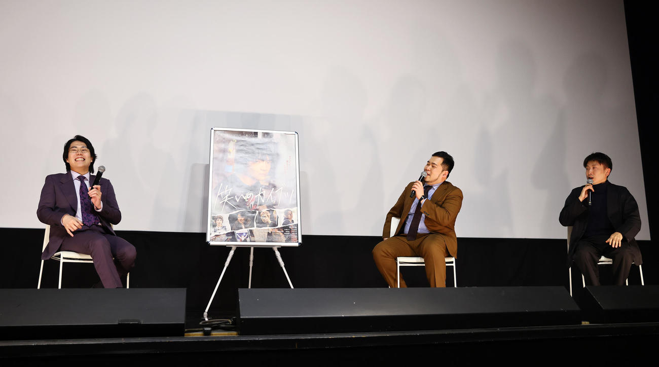 トークイベントに臨む、左から令和ロマンの高比良くるま、松井ケムリ、滝本憲吾監督（撮影・垰建太）