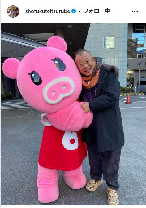 笑福亭鶴瓶「ブーナちゃんに会いました」TBSキャラと顔を寄せ合う