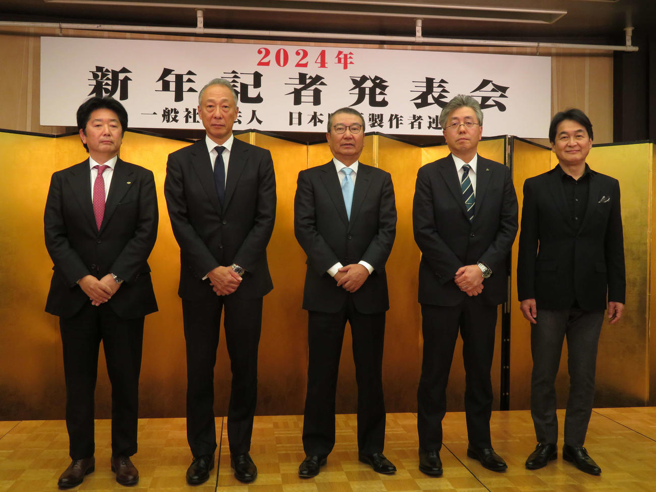 日本映画製作者連盟2024年新年記者発表会に出席した、左から松竹の高橋敏弘社長、東宝の松岡宏泰社長、映連の島谷能成会長、東映の吉村文雄社長、KADOKAWA夏野剛社長（撮影・村上幸将）
