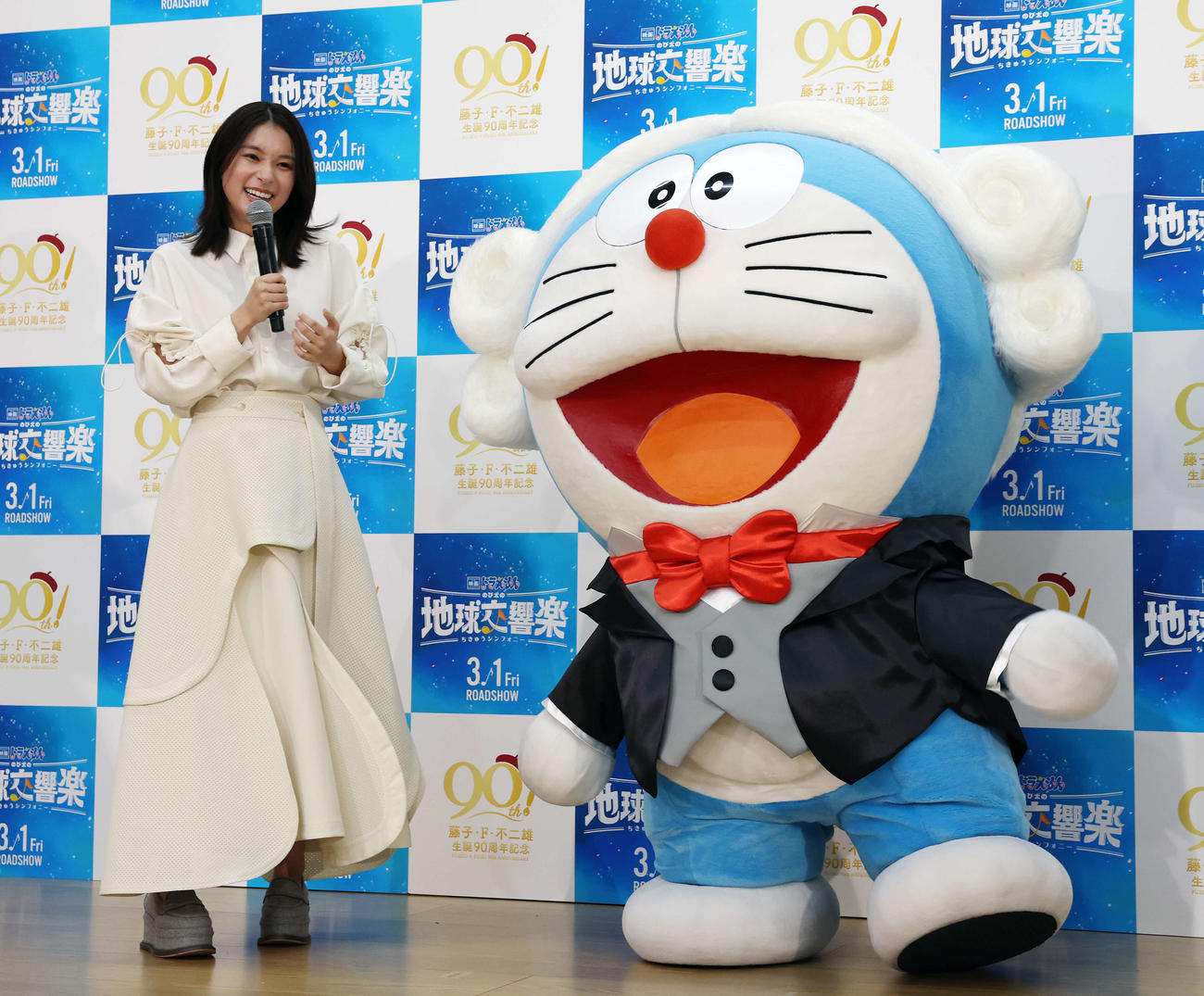 「映画ドラえもん　のび太の地球交響楽」公開アフレコイベントで笑顔を見せる芳根京子（左）とドラえもん（撮影・宮地輝）