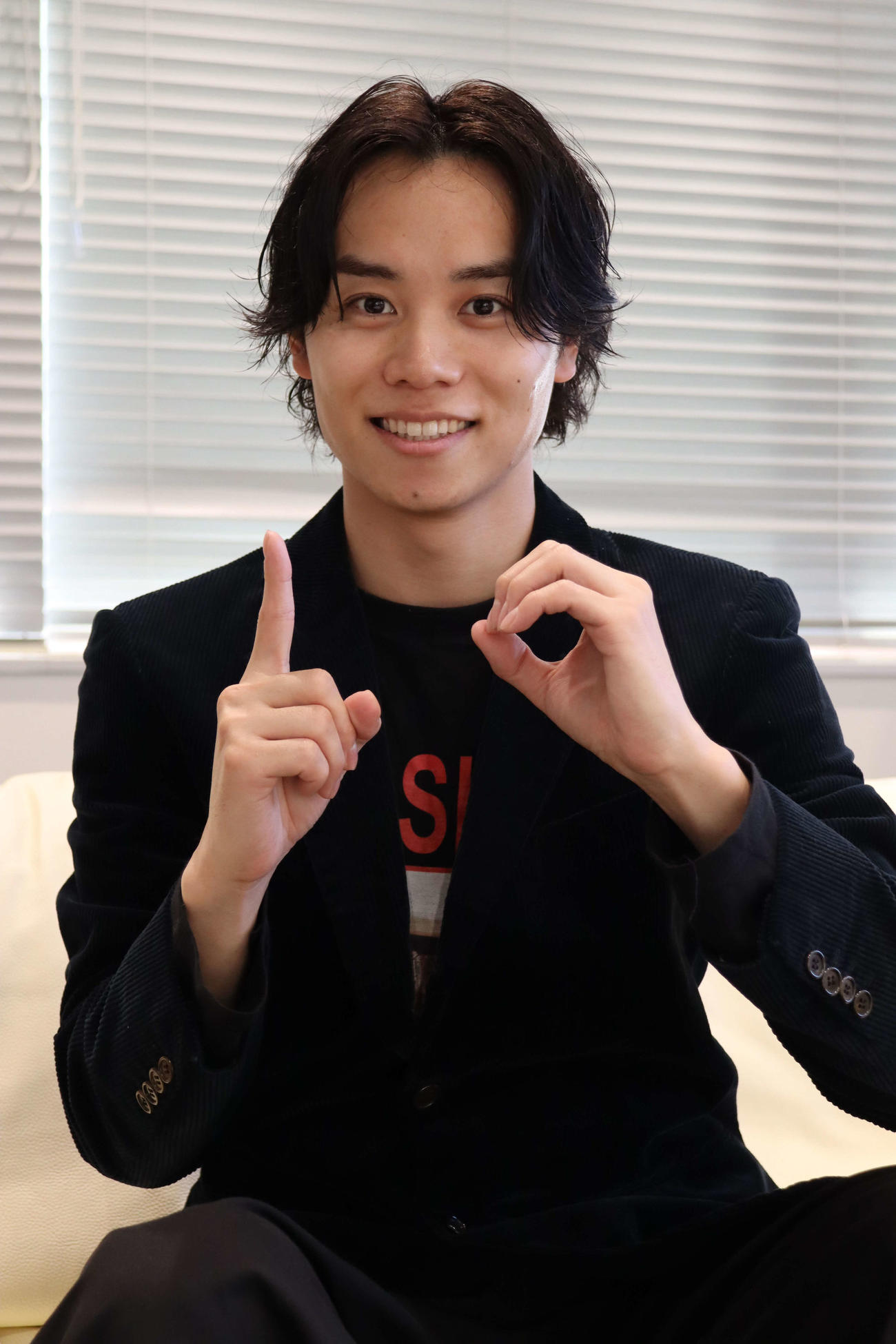 デビュー10周年の「10」を示す太田将熙