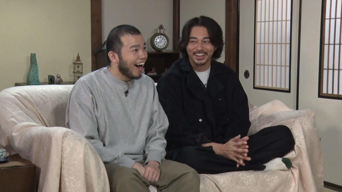 フジテレビ系「突然ですが占ってもいいですか」に出演する左からアフロ、東出昌大(C)フジテレビ