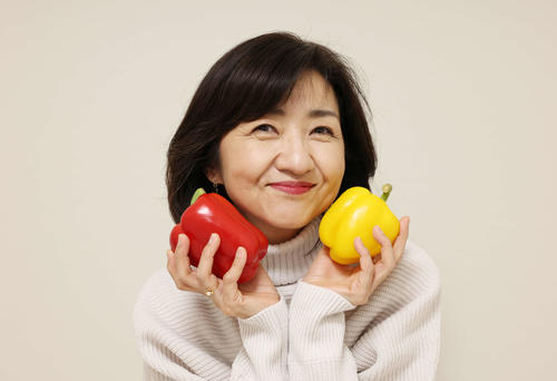 パプリカを手にちゃめっ気たっぷりな笑顔を見せる寺田理恵子（撮影・宮地輝）