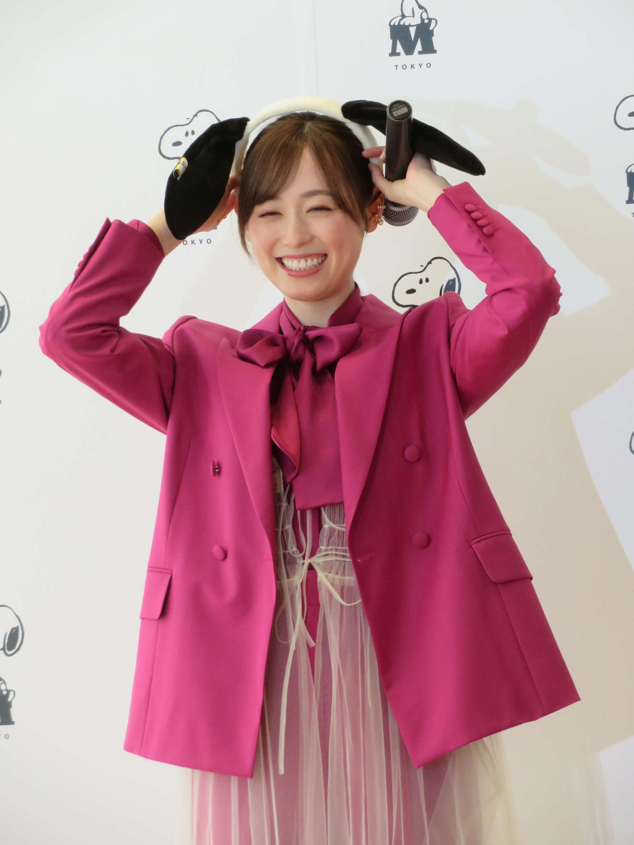 「スヌーピーミュージアム」オープニングセレモニーでカチューシャを着け、笑顔の福原遥（撮影・村上幸将）