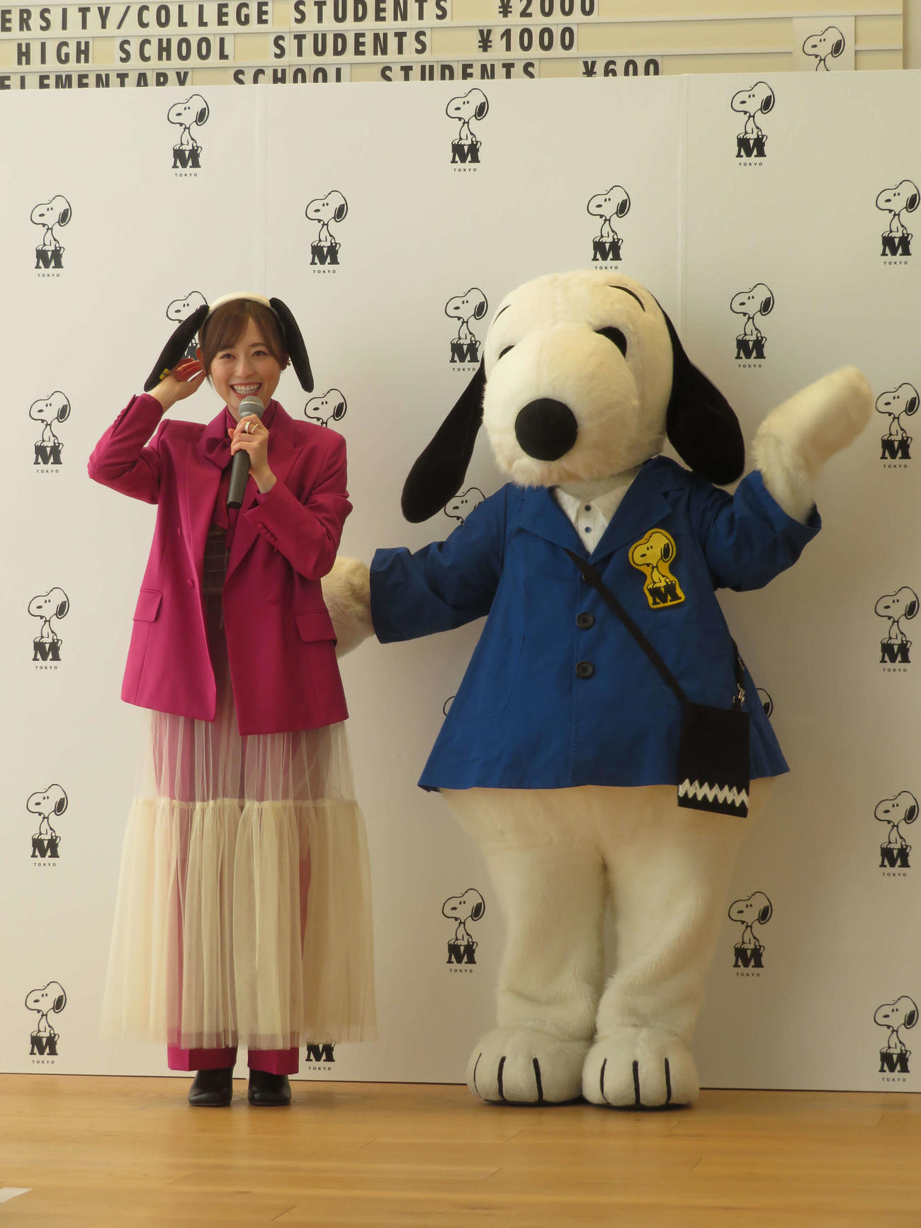 「スヌーピーミュージアム」オープニングセレモニーで、スヌーピーとのツーショットに笑顔の福原遥（撮影・村上幸将）