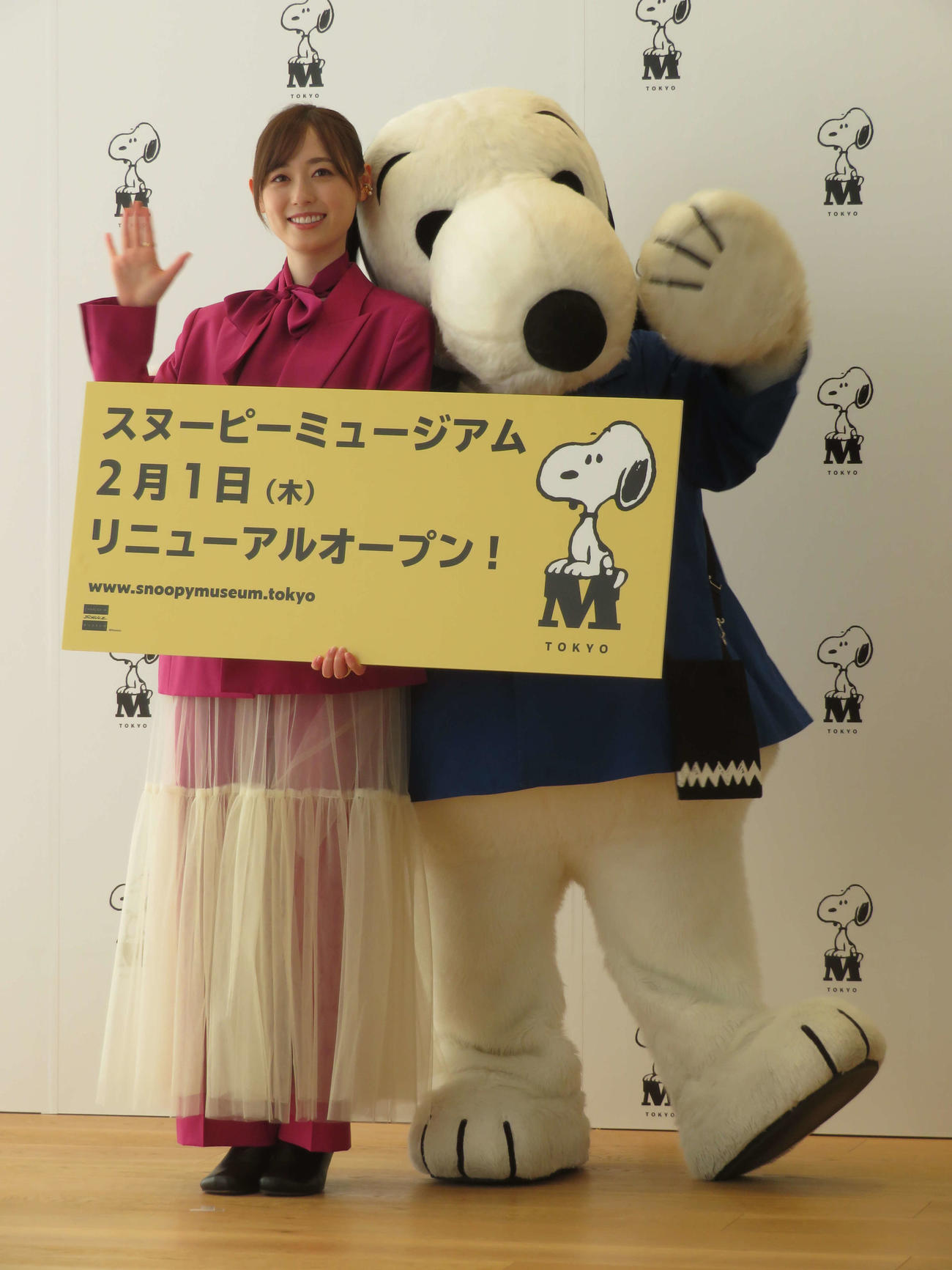「スヌーピーミュージアム」オープニングセレモニーで、スヌーピーとのツーショットに笑顔の福原遥（撮影・村上幸将）