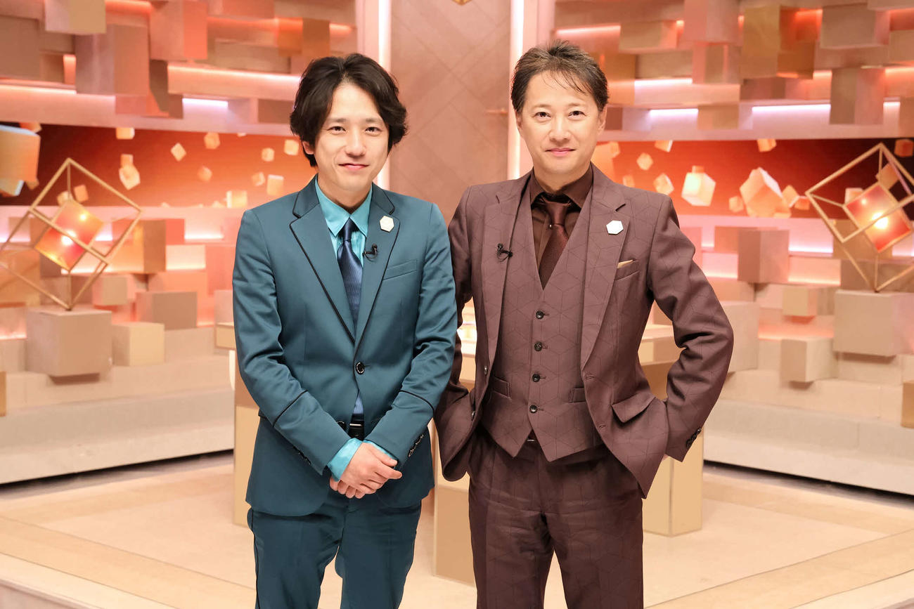 フジテレビ系「だれかtoなかい」新MCの二宮和也（左）と中居正広（C）フジテレビ