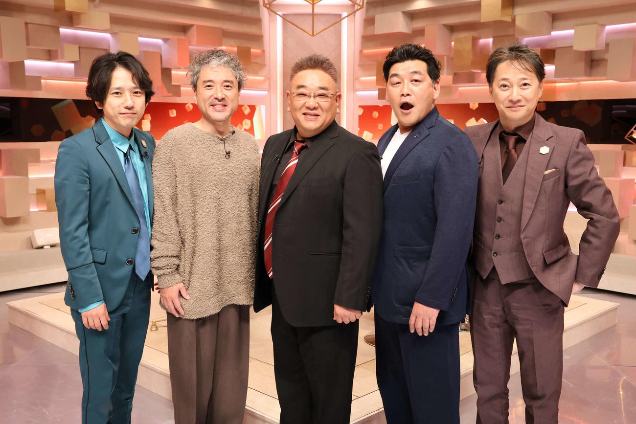 フジテレビ系「だれかtoなかい」左から新MCの二宮和也、ゲストのムロツヨシ、サンドウィッチマン伊達みきお、富澤たけし、MCの中居正広（C）フジテレビ