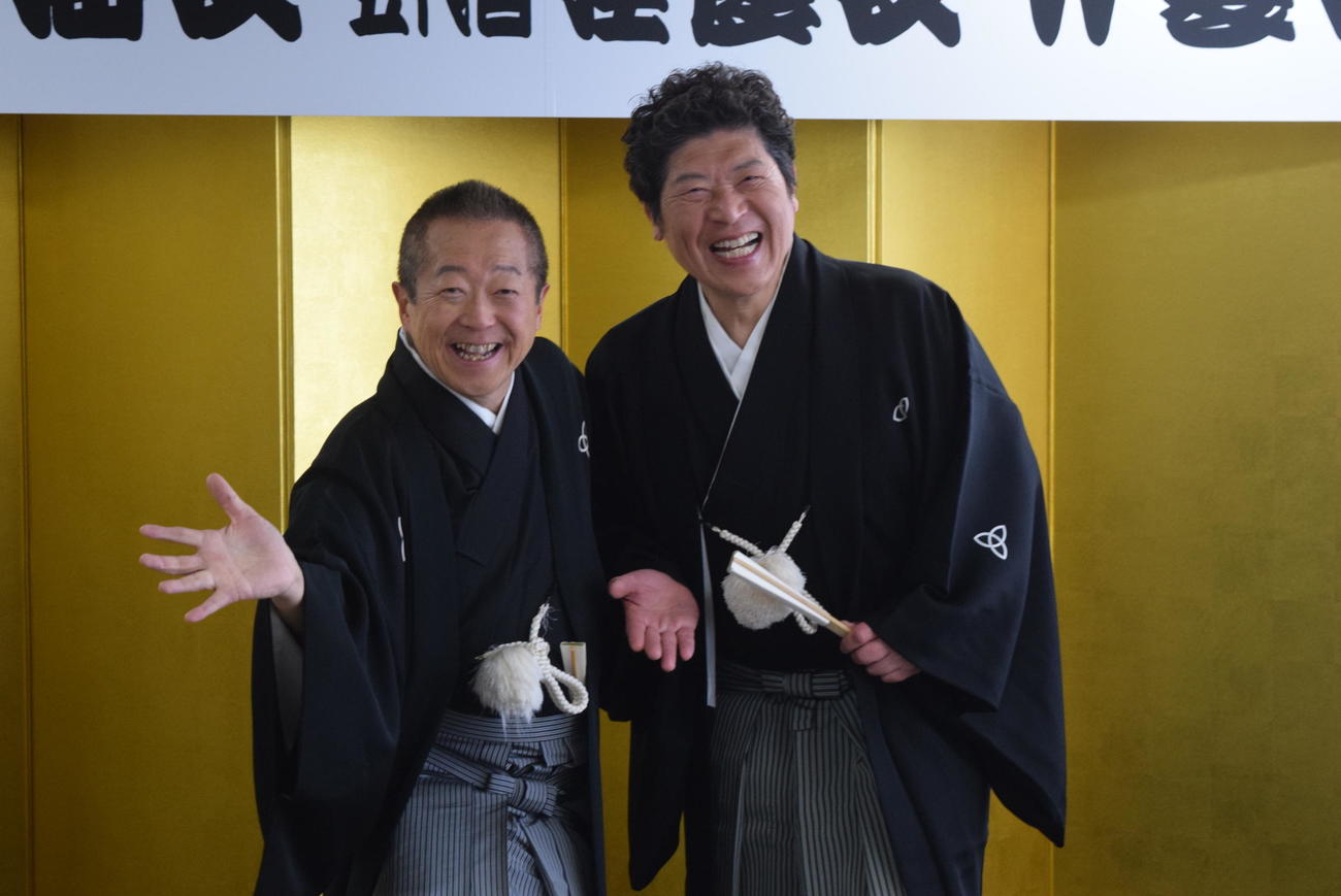 桂慶枝を襲名する桂三風（右）と、桂梅枝を襲名する桂枝光（撮影・阪口孝志）