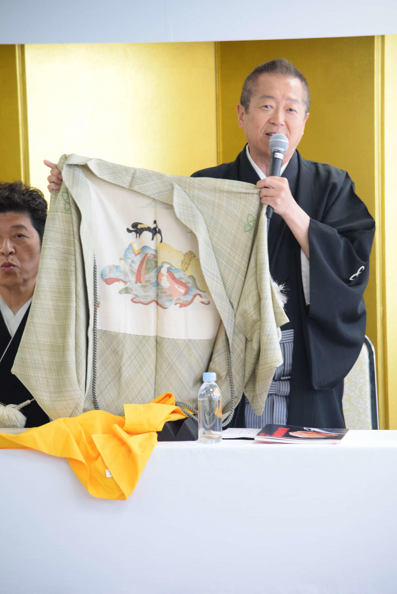 師匠の五代目桂文枝の羽織を披露する桂枝光（撮影・阪口孝志）