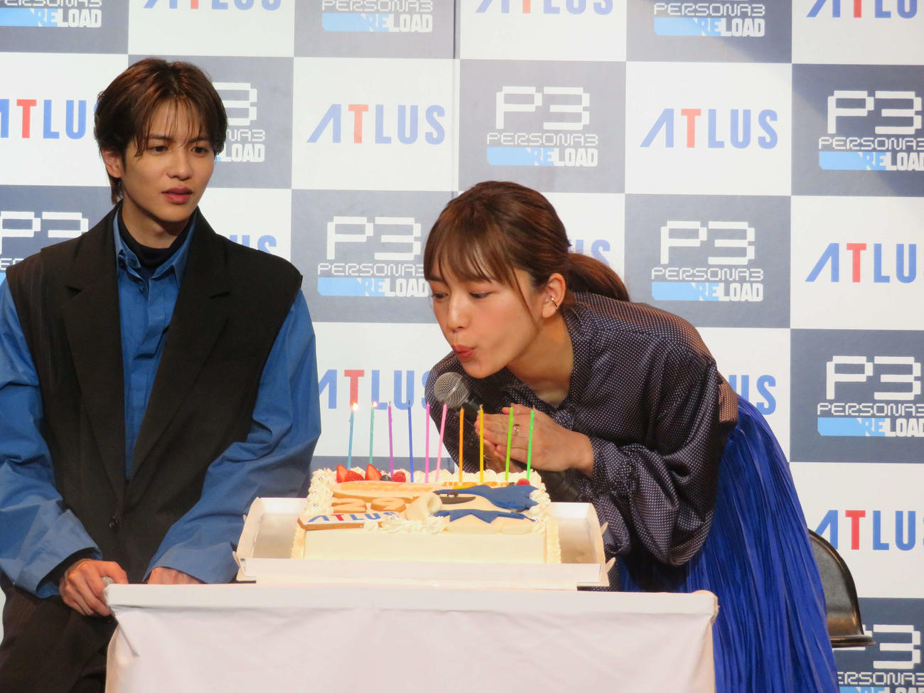 「ペルソナ3　リロード」プレスカンファレンスで一足早いバースデーケーキのろうそくの火を吹き消す川口春奈と、見つめる志尊淳（撮影・村上幸将）