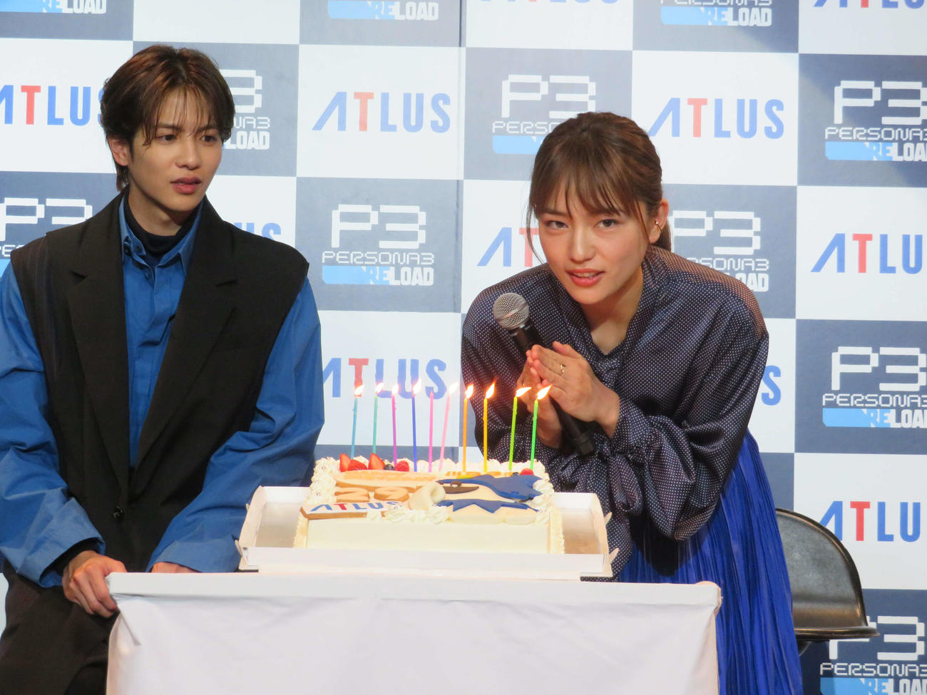 「ペルソナ3　リロード」プレスカンファレンスで一足早いバースデーケーキのろうそくの火を吹き消す川口春奈と、見つめる志尊淳（撮影・村上幸将）