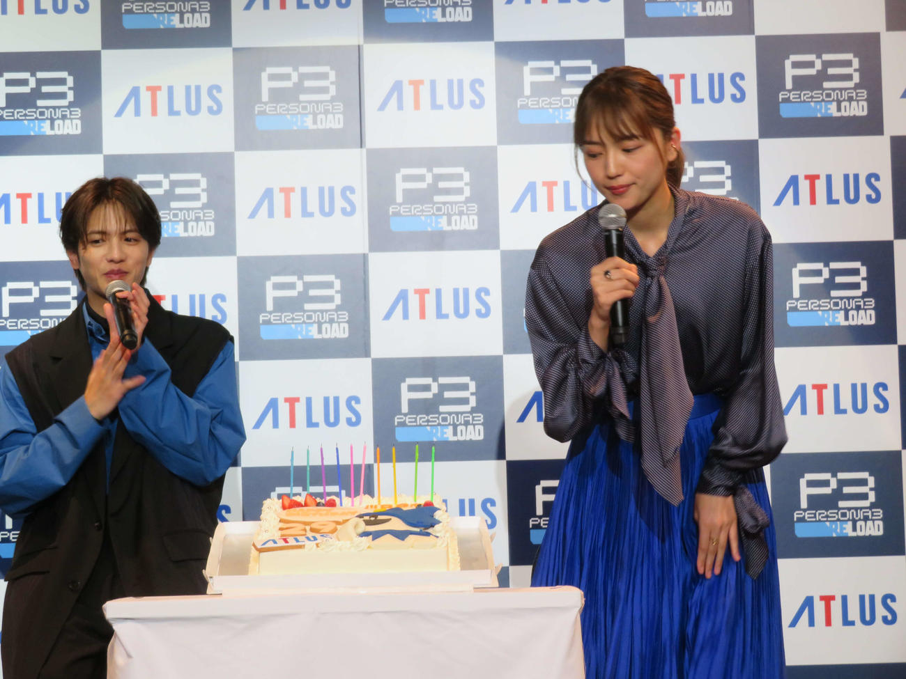 「ペルソナ3　リロード」プレスカンファレンスで一足早いバースデーケーキを見つめる川口春奈と、見守る志尊淳（撮影・村上幸将）