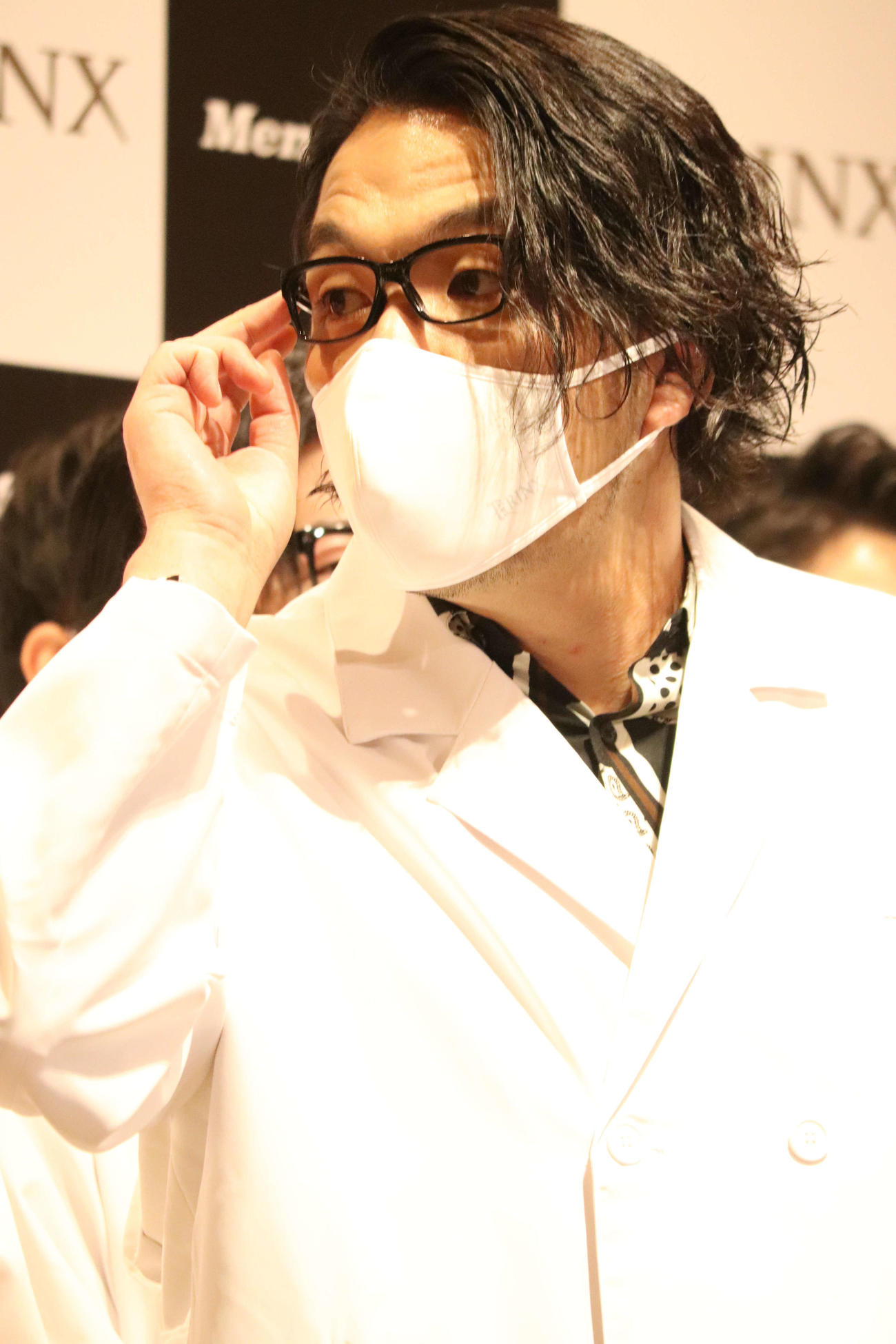 メンズ脱毛専門店「RINX新CM発表会」に男性施術師に変装して登場した、見取り図の盛山晋太郎（撮影・加藤理沙）