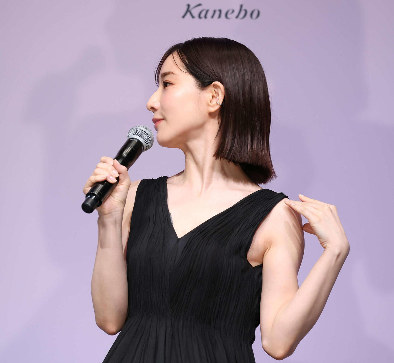 こだわりの美のフォルムとして、首筋からデコルテのラインを強調する田中みな実（撮影・丹羽敏通）