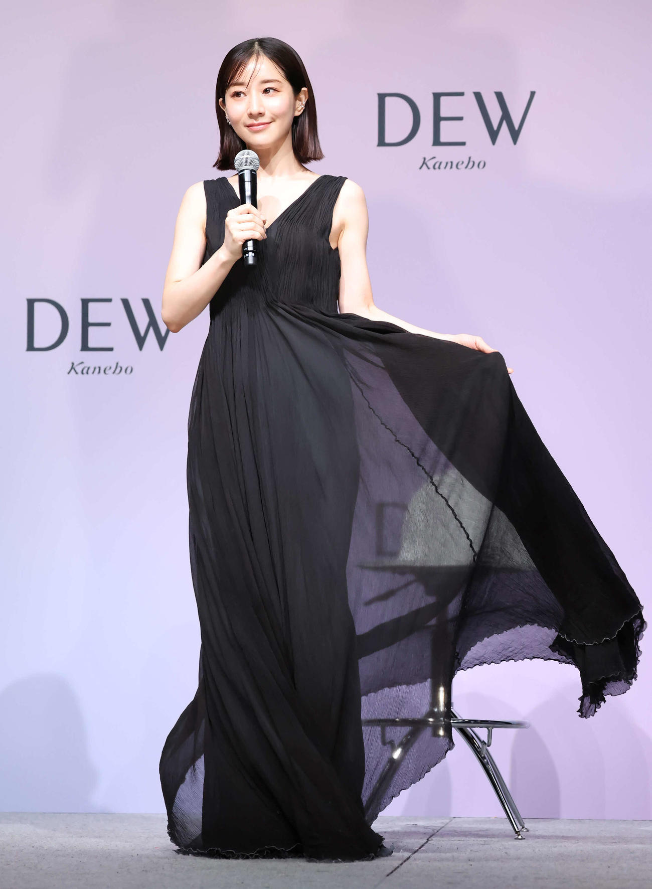 黒のドレスでひと回りする田中みな実（撮影・丹羽敏通）