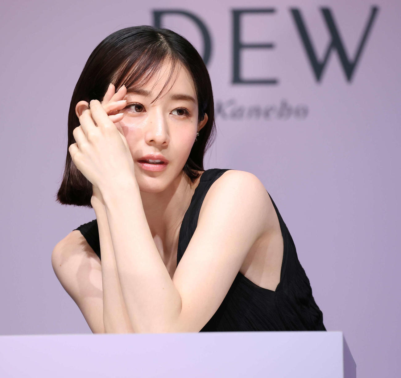 CMの決めポーズ「欲しがりポーズ」を披露する田中みな実（撮影・丹羽敏通）