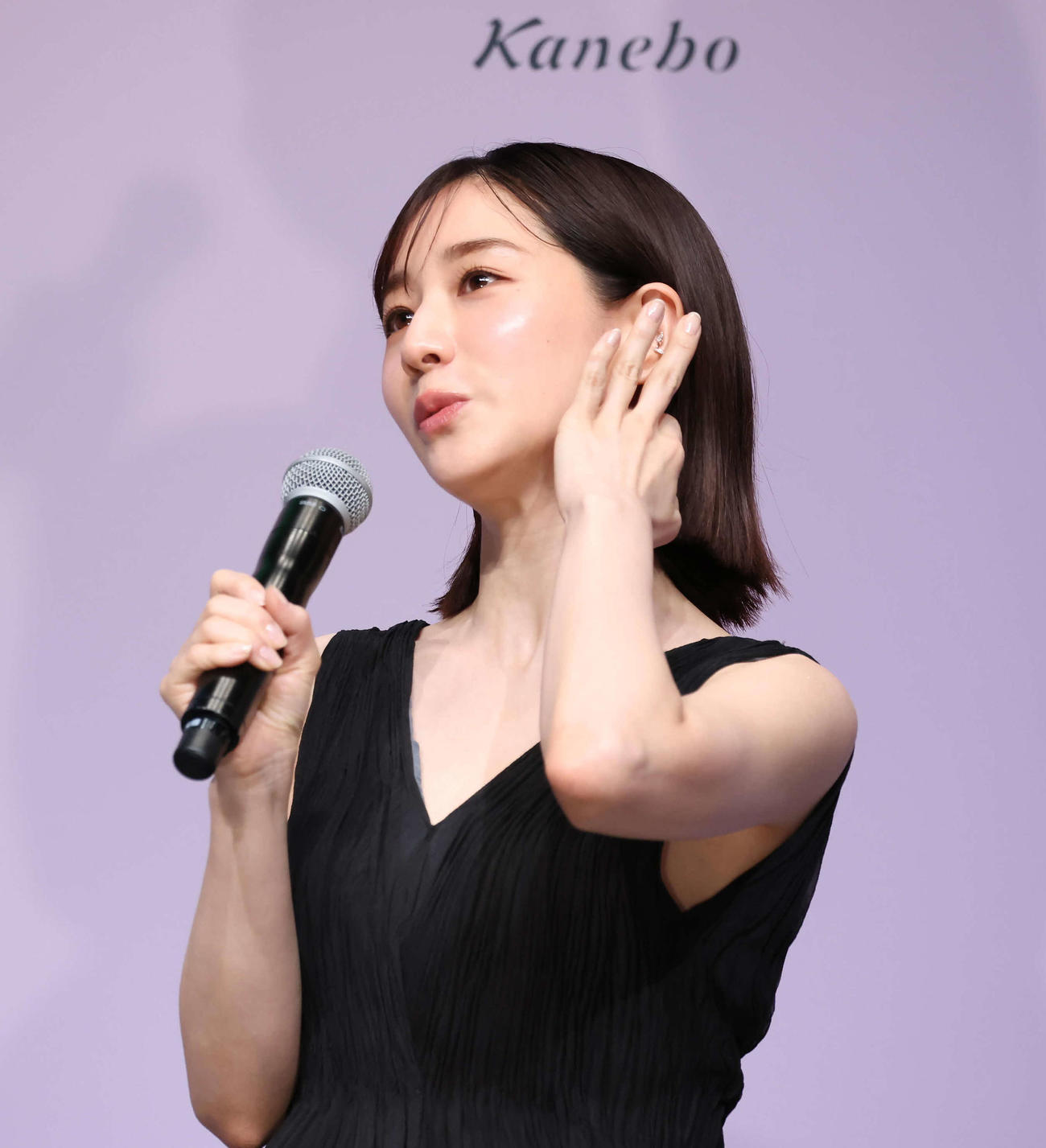 こだわりの美のフォルムとして、首筋からデコルテのラインを強調する田中みな実（撮影・丹羽敏通）