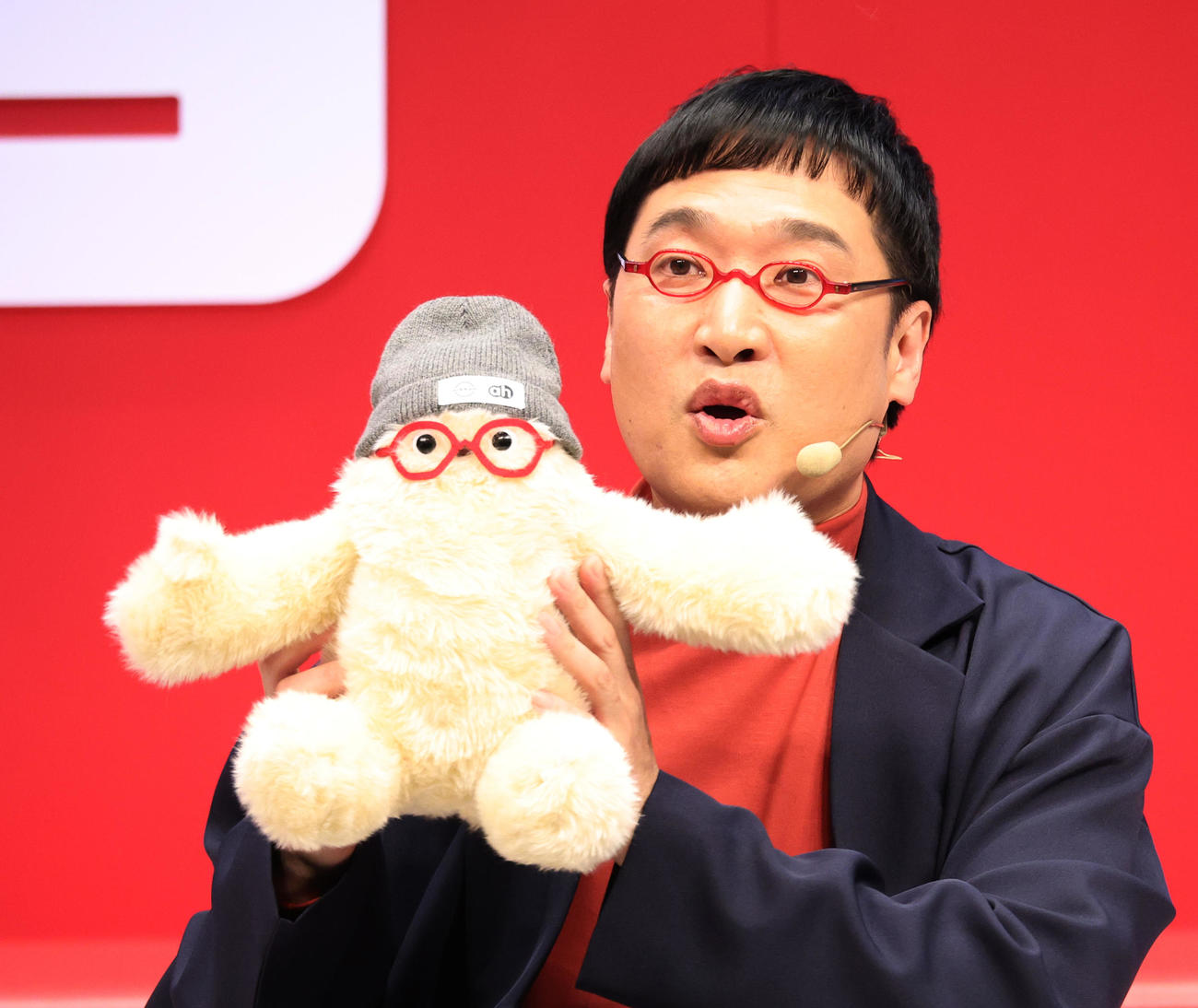 新開発ロボット「イルヨ」をPRする南海キャンディーズの山里亮太（撮影・中島郁夫）