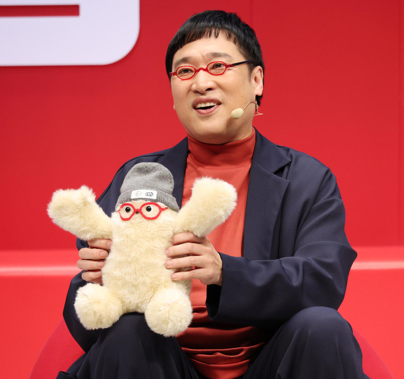 新開発ロボット「イルヨ」をPRする南海キャンディーズの山里亮太（撮影・中島郁夫）