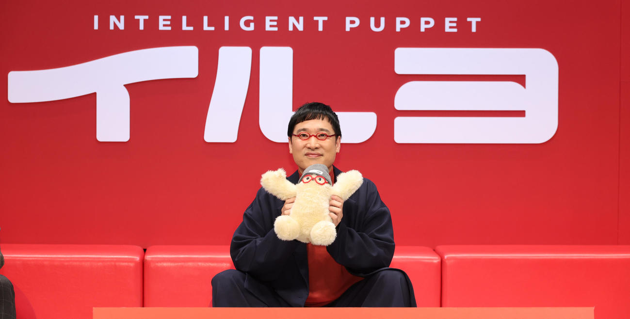 新開発ロボット「イルヨ」をPRする南海キャンディーズの山里亮太（撮影・中島郁夫）