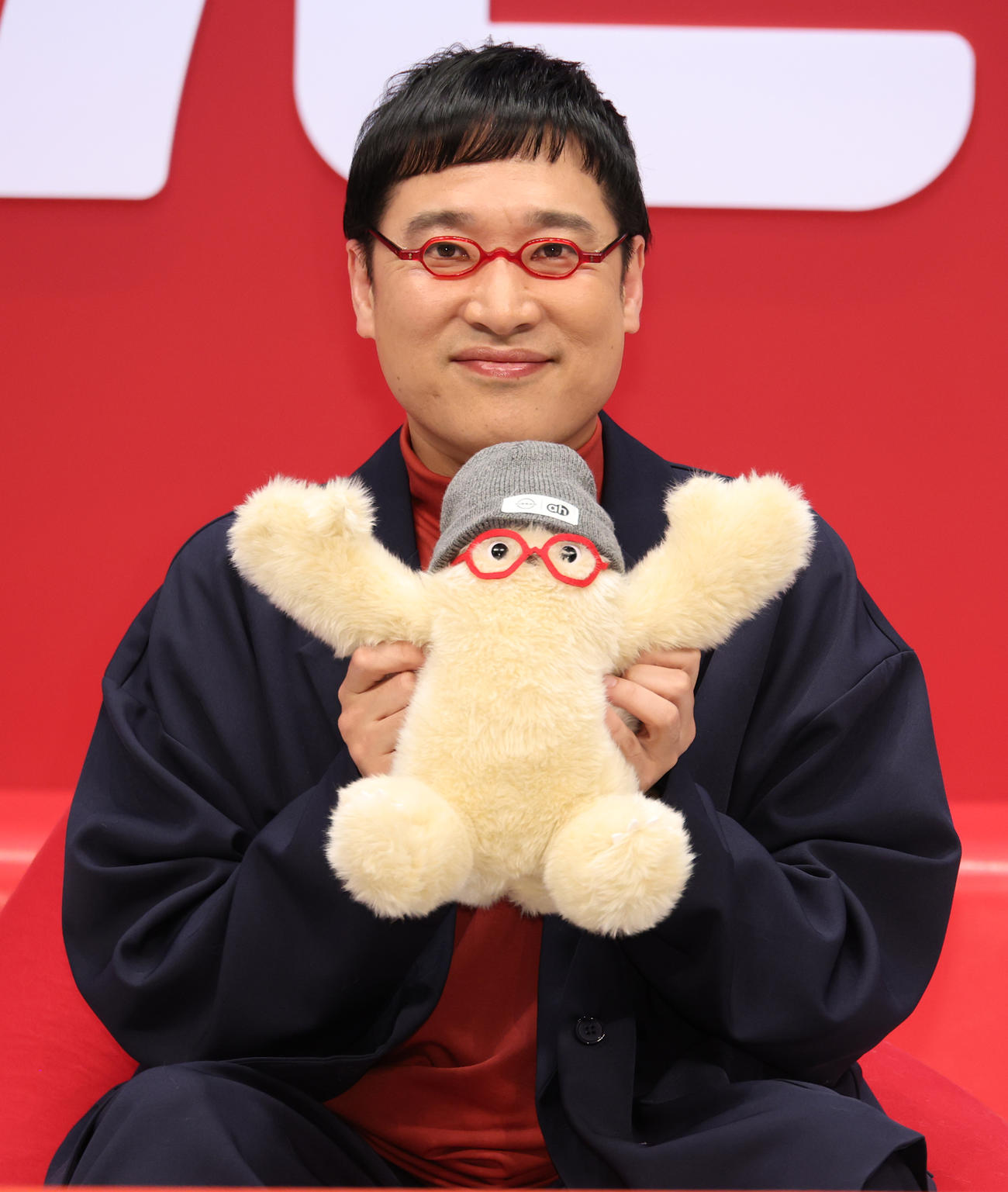 新開発ロボット「イルヨ」をPRする南海キャンディーズの山里亮太（撮影・中島郁夫）