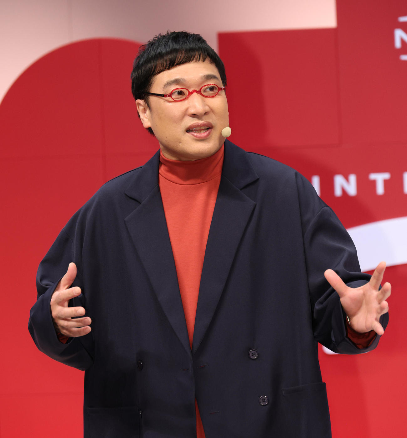 新開発ロボット「イルヨ」をPRする南海キャンディーズの山里亮太（撮影・中島郁夫）