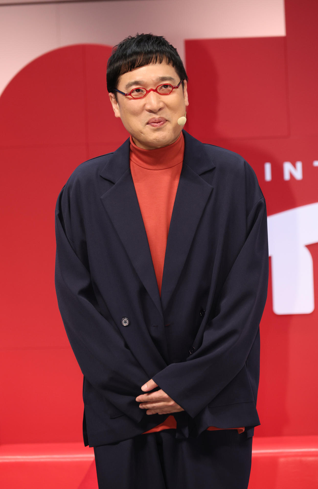 新開発ロボット「イルヨ」をPRする南海キャンディーズの山里亮太（撮影・中島郁夫）
