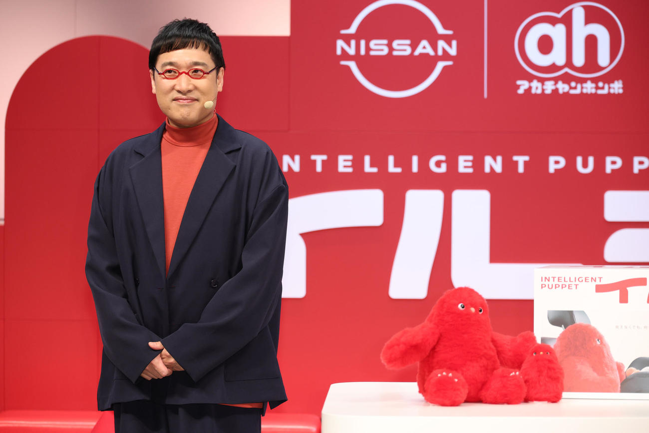 新開発ロボット「イルヨ」をPRする南海キャンディーズの山里亮太（撮影・中島郁夫）