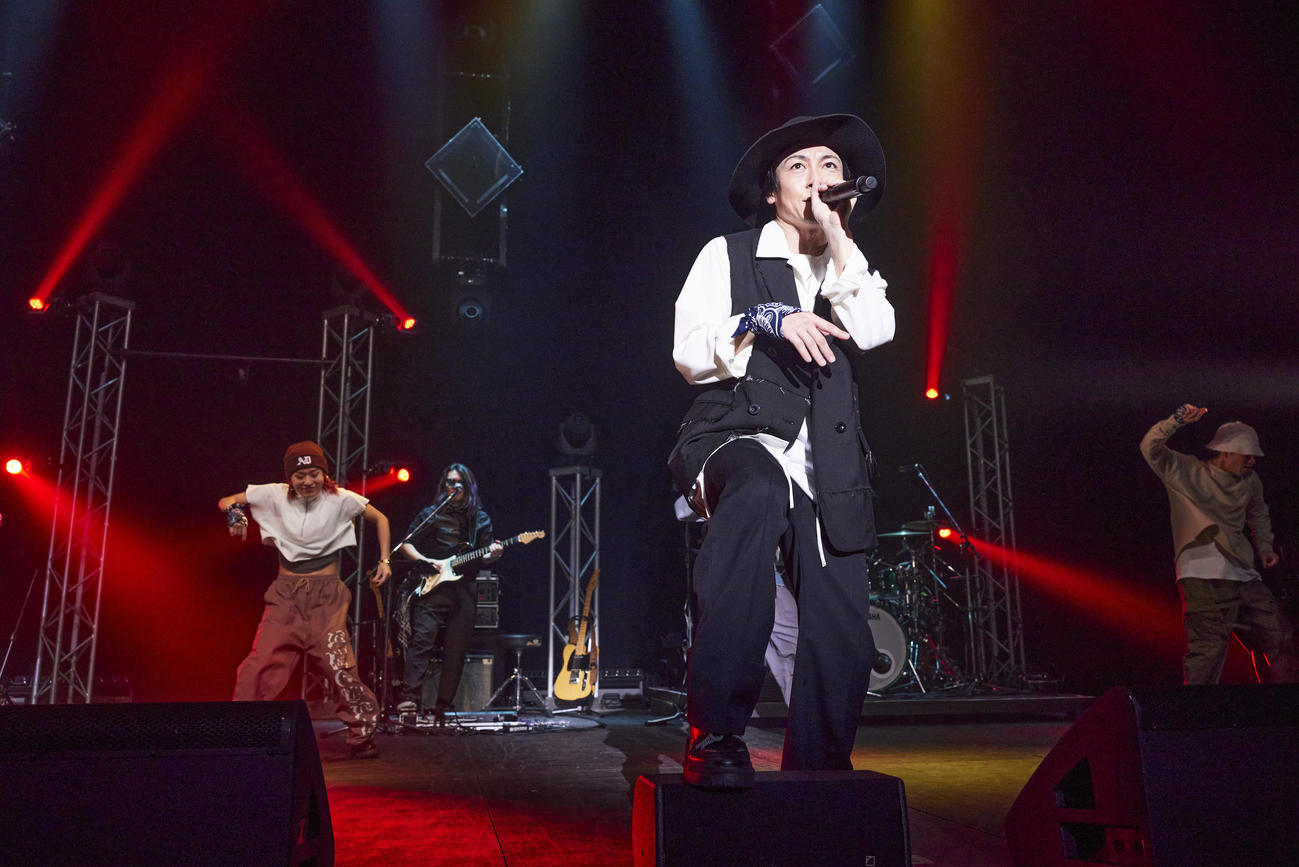 自身のライブ「TOMOYUKI YARA THE NEWLY」で歌う屋良朝幸