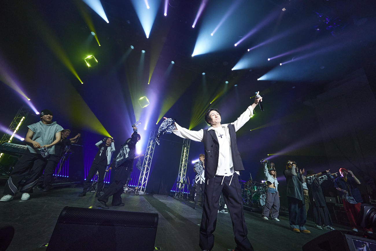 自身のライブ「TOMOYUKI YARA THE NEWLY」でパフォーマンスする屋良朝幸