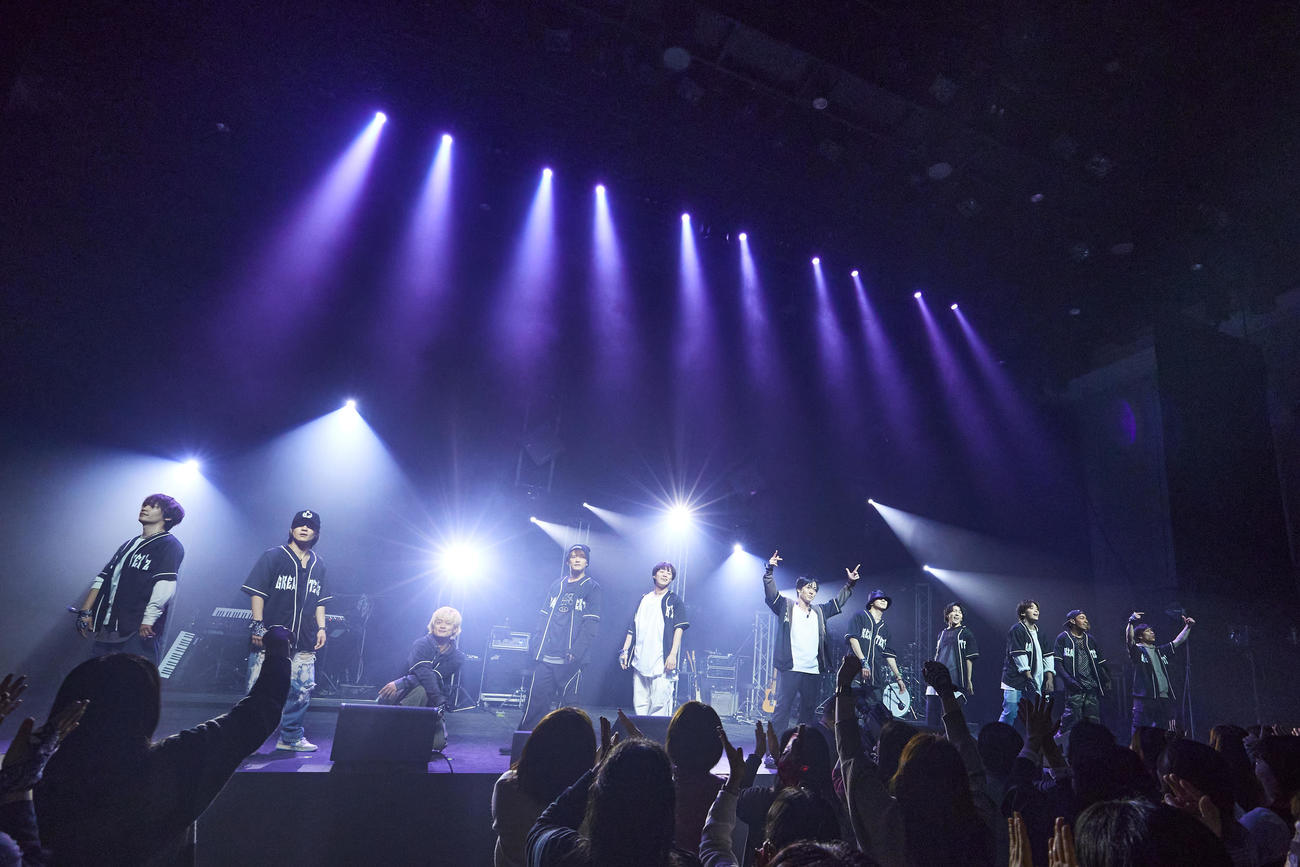 屋良朝幸のライブ「TOMOYUKI YARA THE NEWLY」千秋楽に、屋良を慕う後輩たちが大集合した