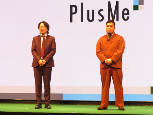 「PlusMe」ローンチ記者発表会に出席した左から令和ロマンの高比良くるま、松井ケムリ