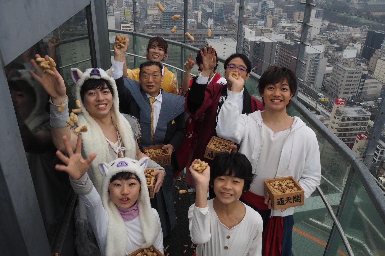 通天閣での「節分福豆まき」に参加した「バケモノの子」キャストら