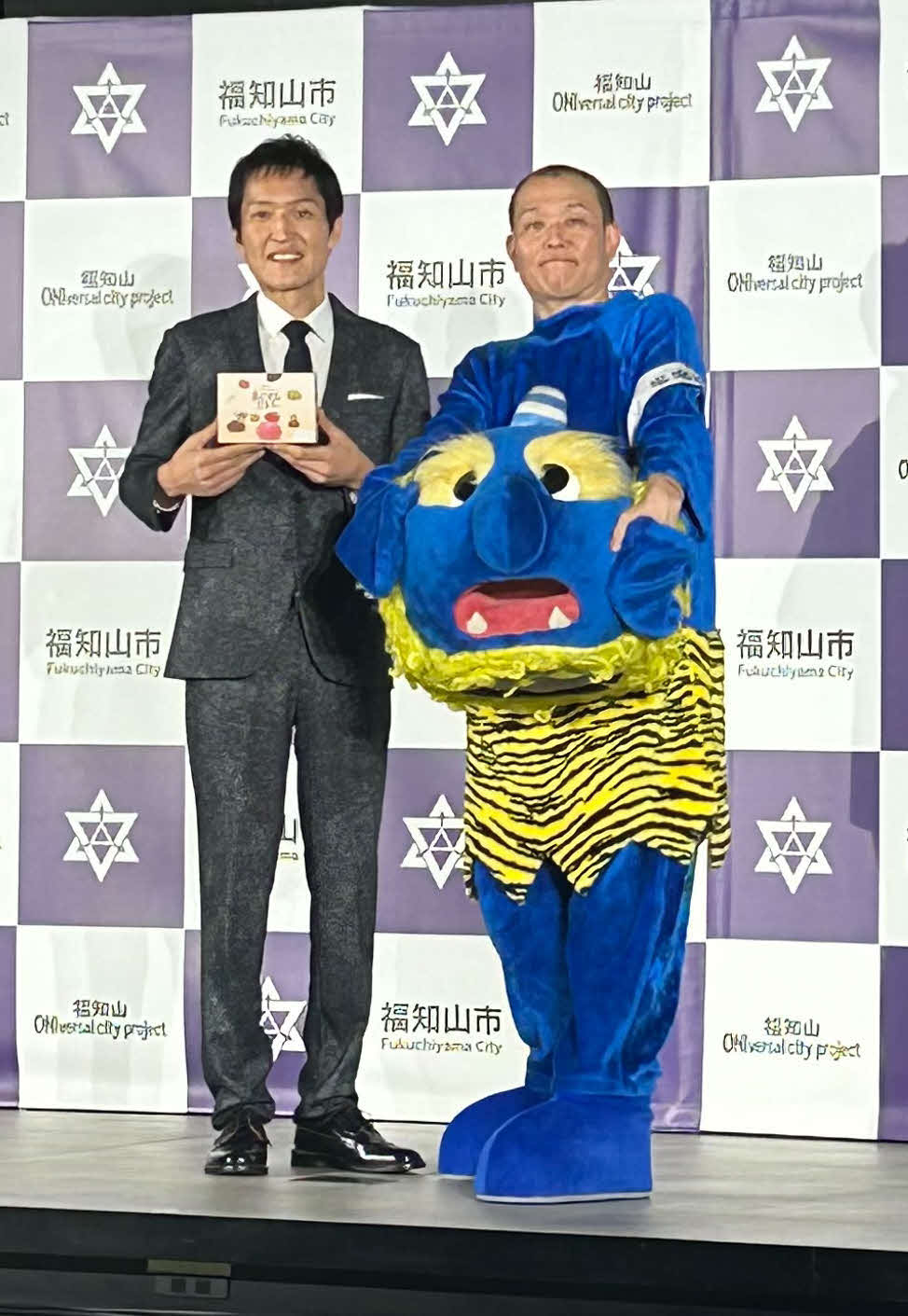 地元の京都府福知山市の「“豆を投げない”『新節分文化提言および新商品発表会』」に出席した、千原せいじ（右）、千原ジュニア（撮影・松尾幸之介）