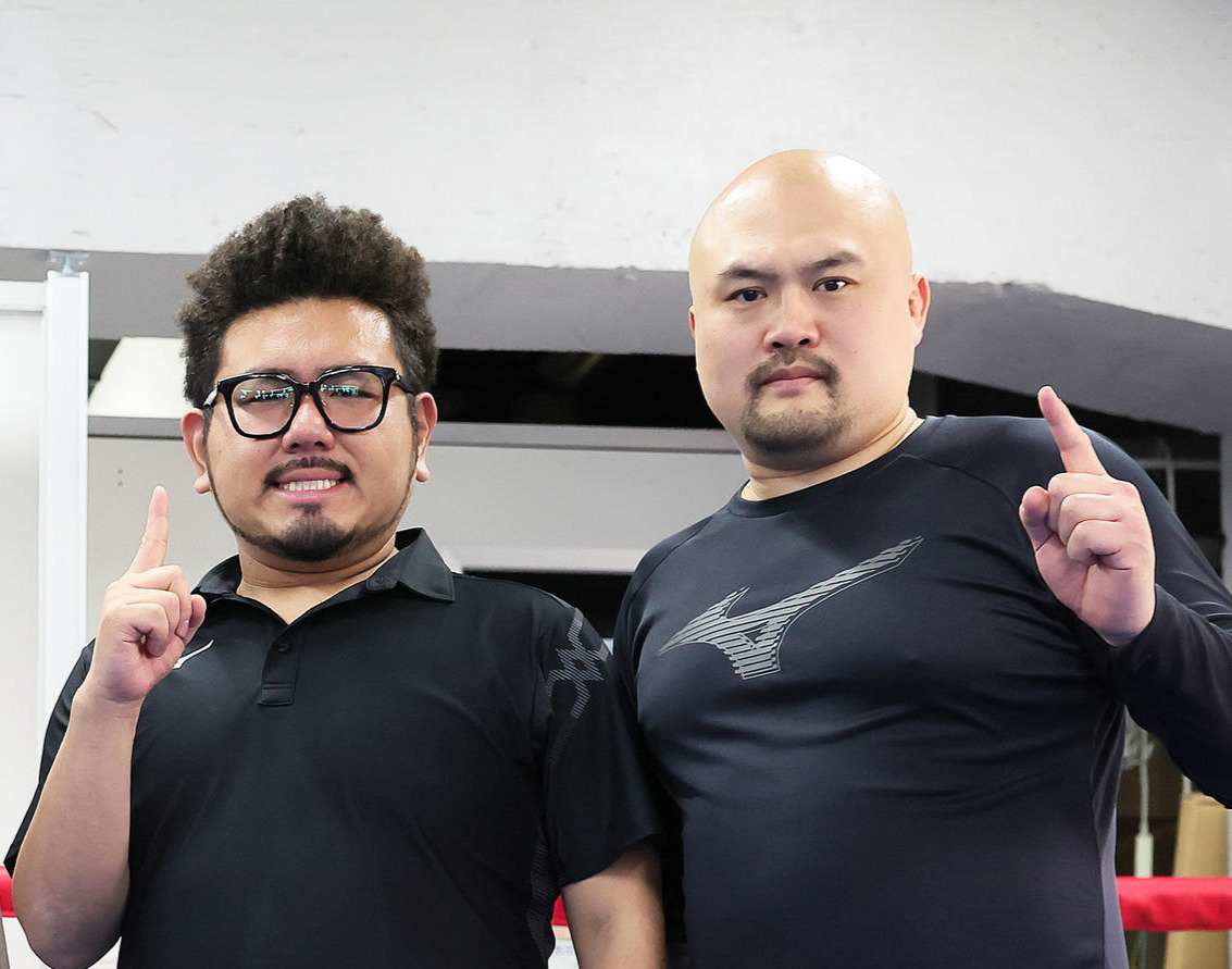 鬼越トマホークの金ちゃん（左）と坂井良多（2023年4月撮影）