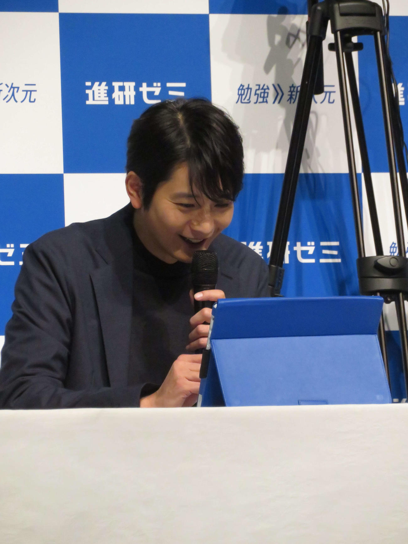 進研ゼミ新サービス「チャレンジ　AI学習コーチ」新TVCM発表会に出席し、サービスを体験する向井理
