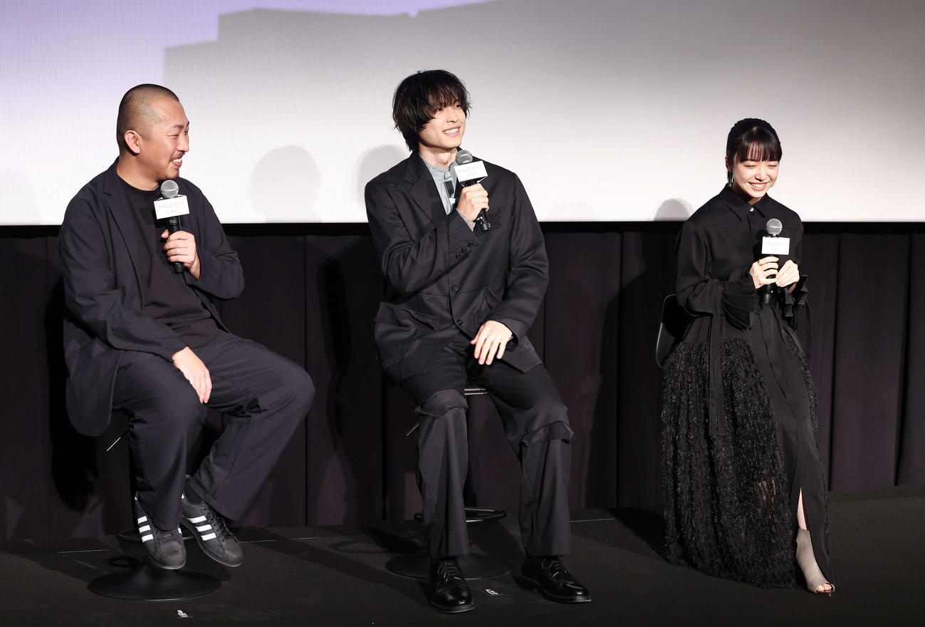 トークする、左から三宅唱監督、松村北斗、上白石萌音（撮影・河田真司）