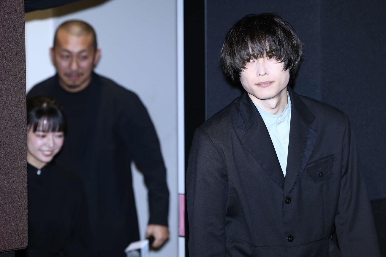 登壇する松村北斗（手前）。後方左から上白石萌音、三宅唱監督（撮影・河田真司）