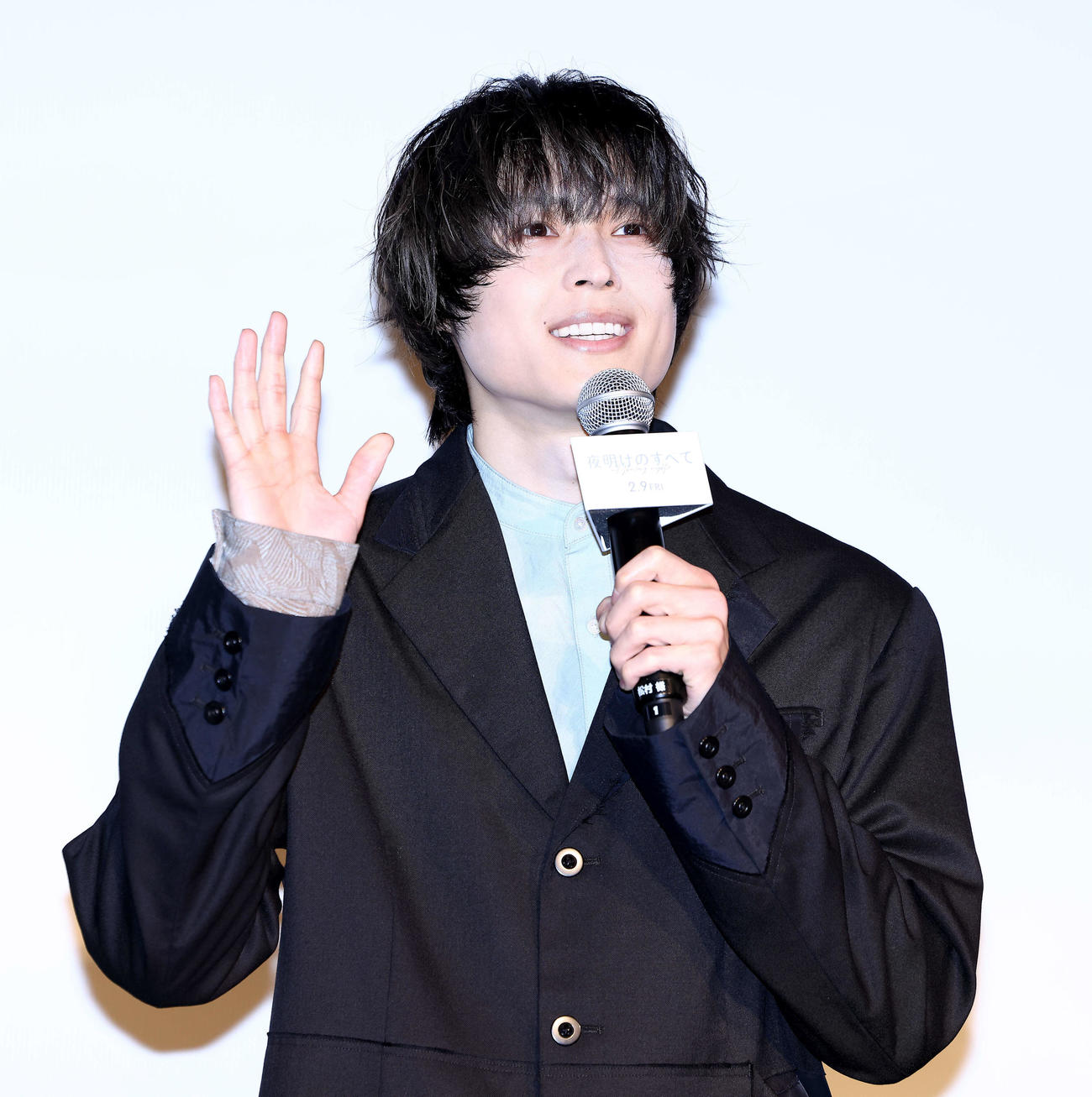 あいさつするする松村北斗（撮影・河田真司）
