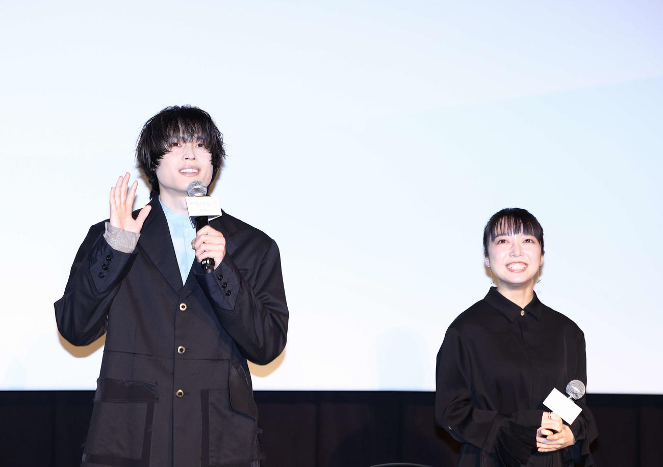 登壇する松村北斗（左）と上白石萌音（撮影・河田真司）