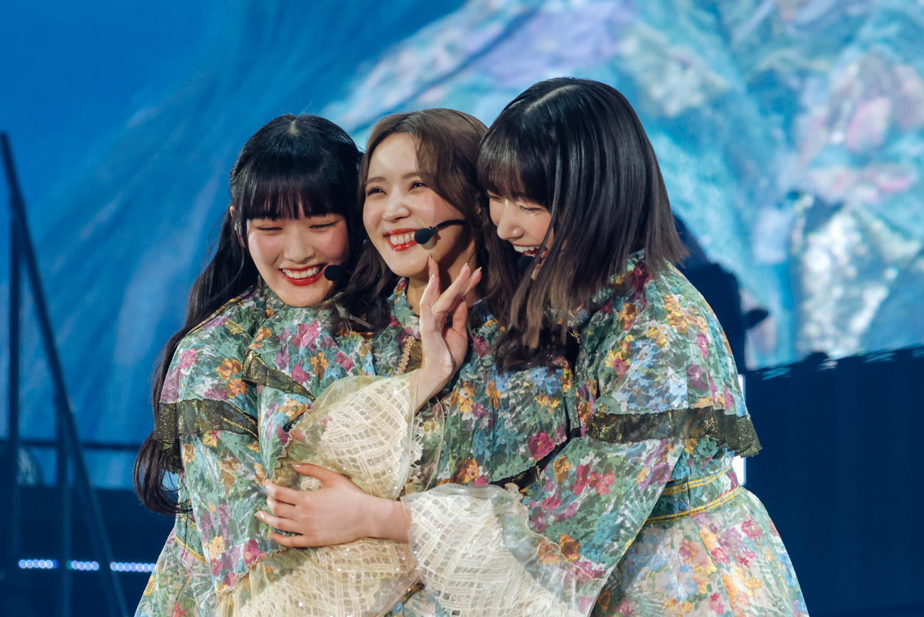 卒業コンサートで後輩から抱き締められる小林由依（中央）