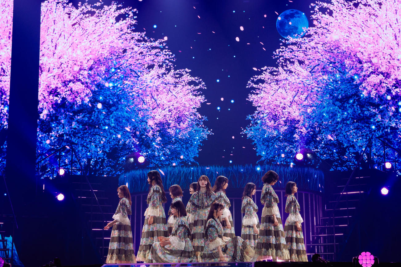 小林由依卒業コンサートでパフォーマンスする櫻坂46