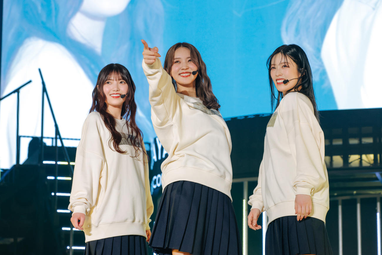 卒業コンサートでパフォーマンスする櫻坂46小林由依（中央）